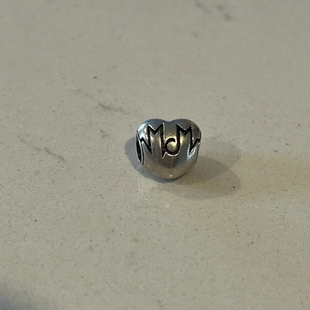 FREE with any purchase- Heart MOM silver charm - Picture 4 of 5